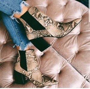 🆕️//The Miya// Snake print beige Bootie